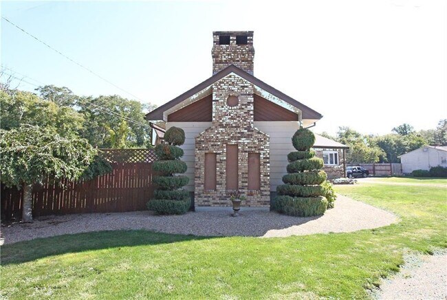 Foto del edificio - 436 Crandall Rd