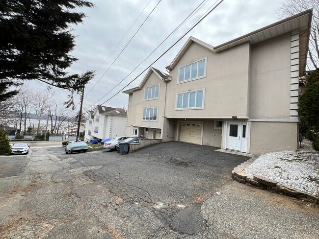 Building Photo - 1454 River Rd