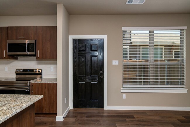 Building Photo - AVAILABLE NOW! GORGEOUS 2 BEDROOM FOUR PLEX LOCATED IN MIDLOTHIAN ISD!