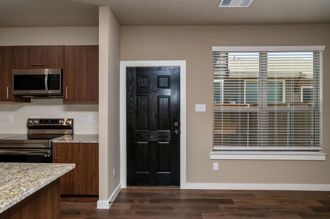 Foto del edificio - GORGEOUS 2 BEDROOM FOUR PLEX LOCATED IN MI...