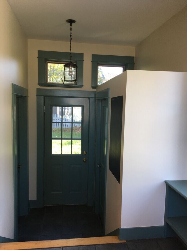 Foto del edificio - Lovely Single-Family 3BR Home in Vergennes...