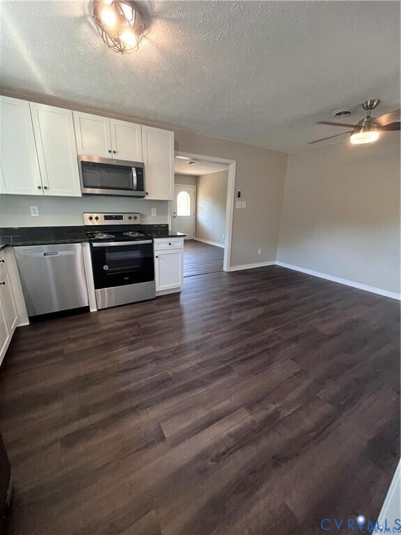 Foto del edificio - 7032 Claybird Ln