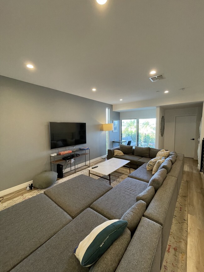 Living Room - 803 N Harvard Blvd