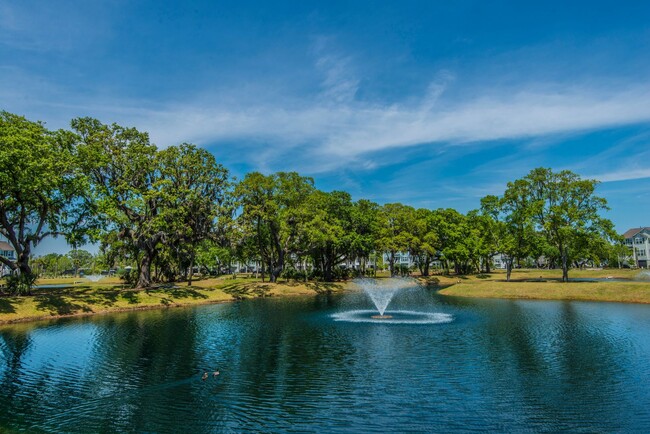 Foto del edificio - Beautiful Oyster Point Townhome - Mt. Plea...