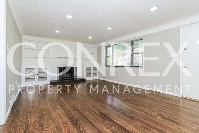 Building Photo - Beautiful Brick Ranch House with Breakfast...