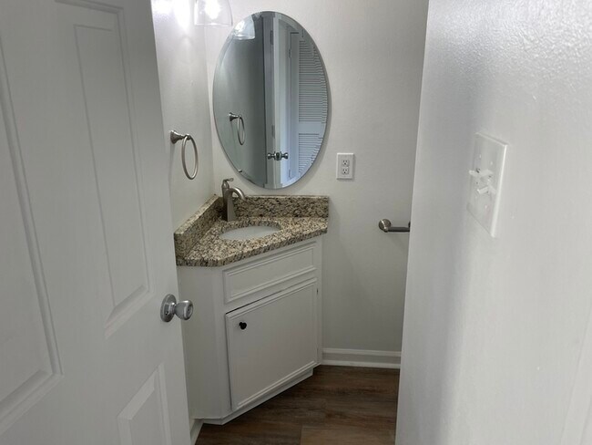 Foto del edificio - Totally updated 2 bedroom 1.5 bath Town ho...