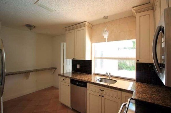 Foto del edificio - 11360 NW 37th Pl