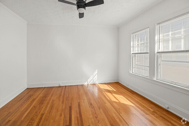 1BR, 1BA - 950SF - Dining Room - Lakeview