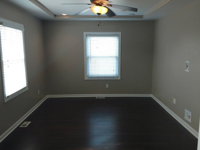 Foto del edificio - ALL PROSPECTIVE TENANTS MUST SUBMIT A $58 ...