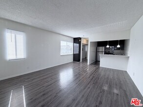 Building Photo - 1137 W 36th Pl