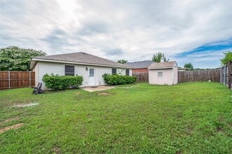 Building Photo - 8405 Seven Oaks Ln