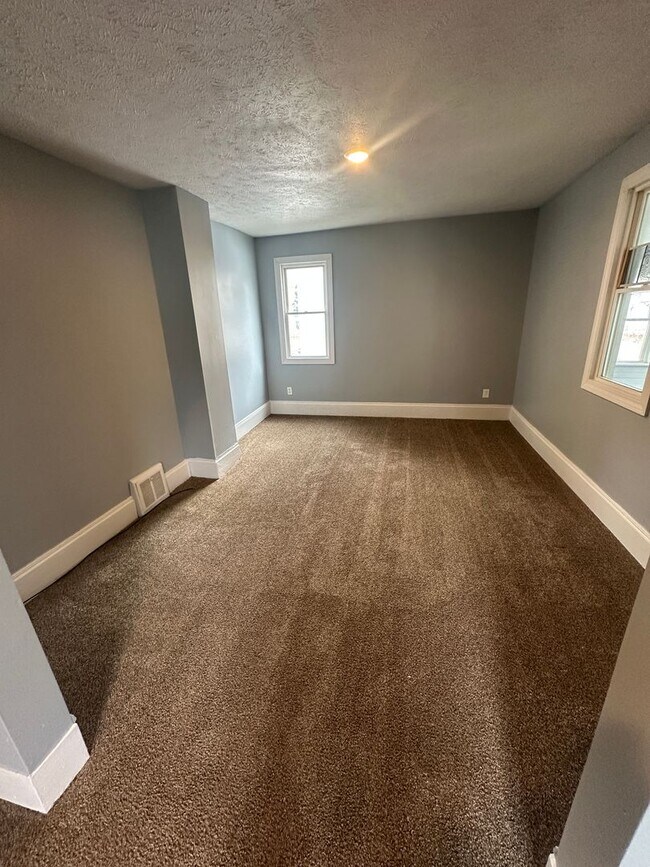 Building Photo - 4 Bed / 2 Bath Sunroom, Updated Kitchen & Spacious Layout!