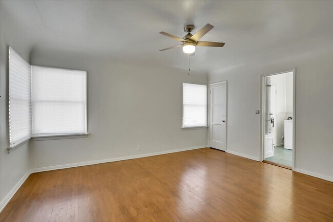 Building Photo - 3800 Roxton Ave