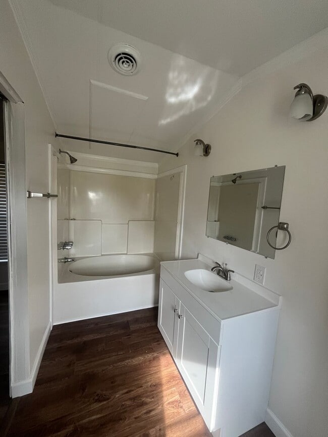 Building Photo - 193 Pearson St