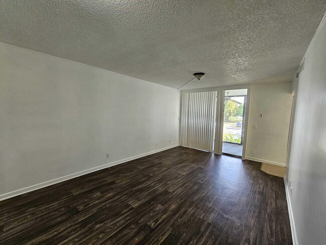 Building Photo - 210 Lake Pointe Dr