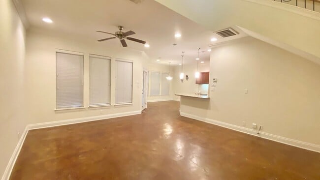 Building Photo - 3 br 3.5 bath gated luxury condo with dbl ...