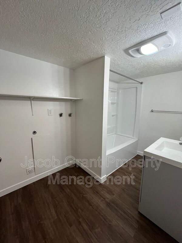 Building Photo - 598 Hansen Ave