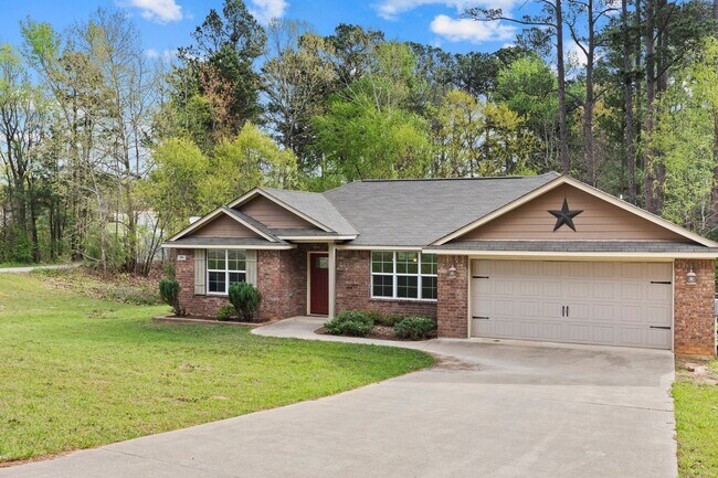 Building Photo - MOVE IN READY AND $200 off NICEST IN LINDALE Single Family Home- Nearly New-Lindale ISD - 3 Bedro...