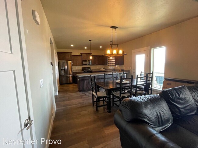 Building Photo - 4 br, 3.5 bath House - 876 s Aspen Loop