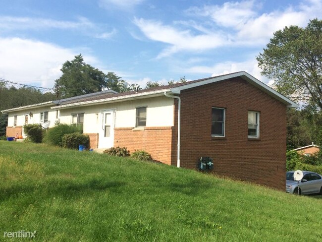 Building Photo - 2 br, 1 bath Townhome - 2211 Airport Road