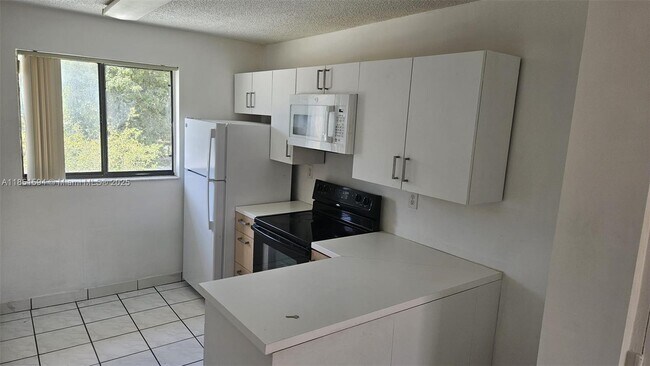 Building Photo - 2710 W 60th Pl