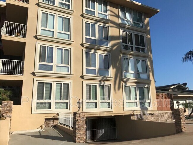 Building Photo - 3939 Illinois St 2D