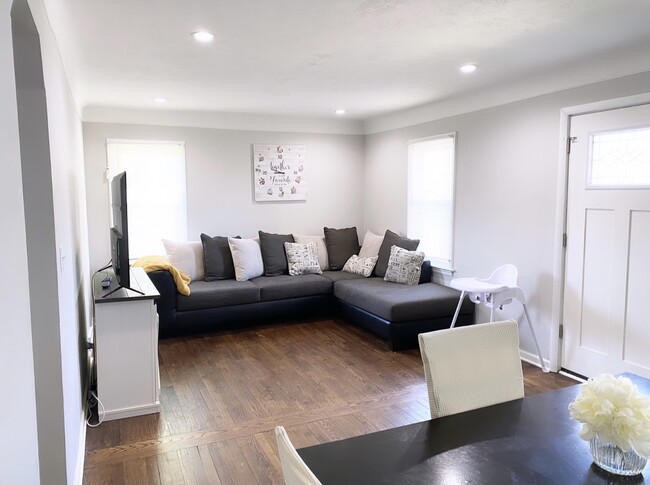 Foto del edificio - 22920 Pleasant St