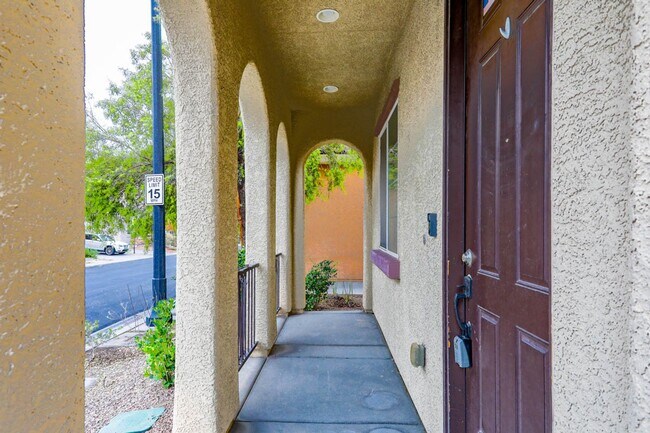 Foto del edificio - 3 Story Home With Large Loft IN Providence