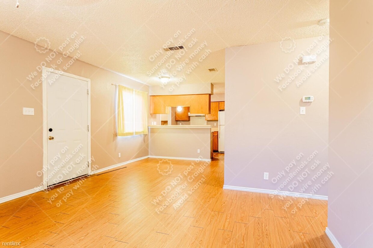 Foto principal - 2 br, 1 bath Duplex - 5807 Spring Meadow R...