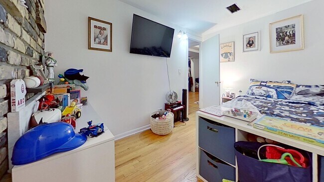 Foto del edificio - Lincoln Park Garden Level Two Bedroom