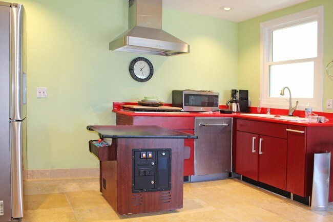 Interior Photo - 95 Hill St