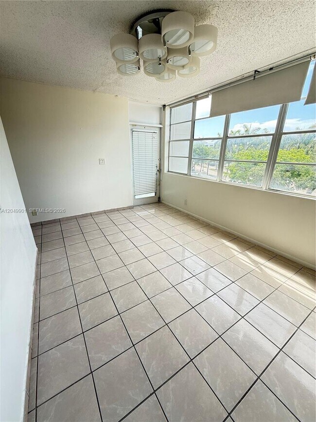 Building Photo - 2025 NE 164th St