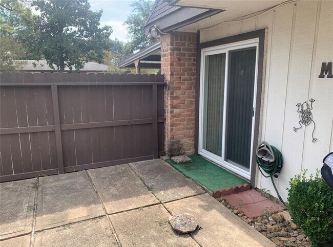Building Photo - Charming Townhome Near Great Schools
