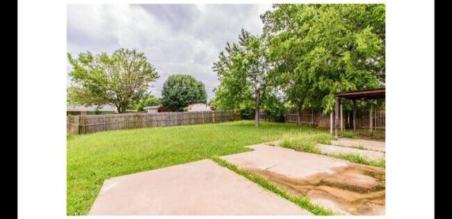 Building Photo - 910 Piedmont Dr