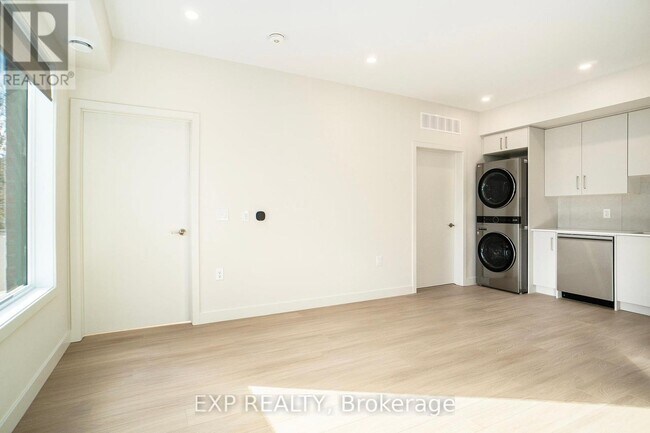 Building Photo - 158 Laval St