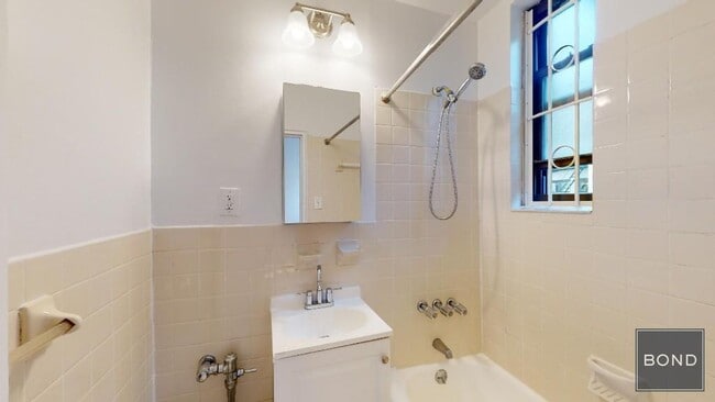 Building Photo - 304 E 90th St