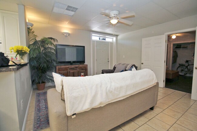 Foto del edificio - Stylish 3Br/2BA Apartment Living in the He...