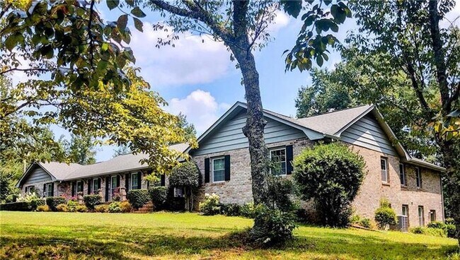 Foto del edificio - 208 Pine Crest Dr