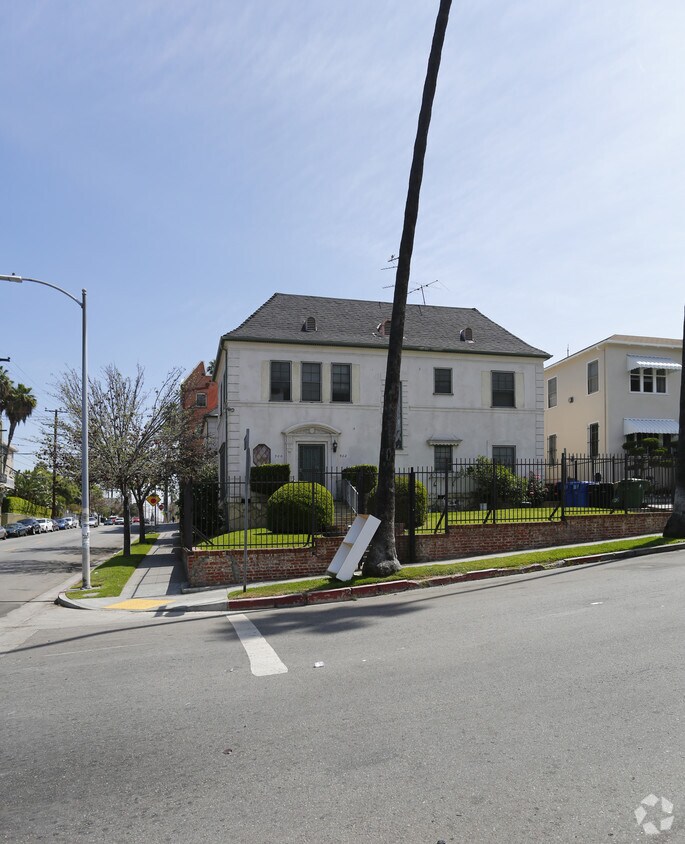 Building Photo - 900 S Mariposa Ave