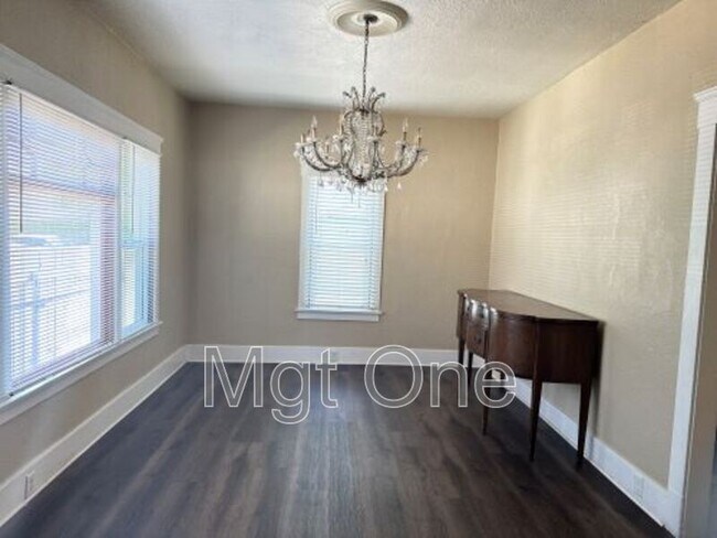 Foto del edificio - 3558 3rd St