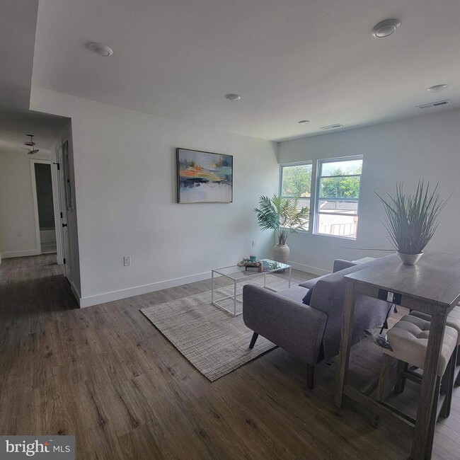 Building Photo - 324 61st St NE