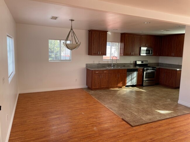 dinning room, open concept - 19406 Archwood St