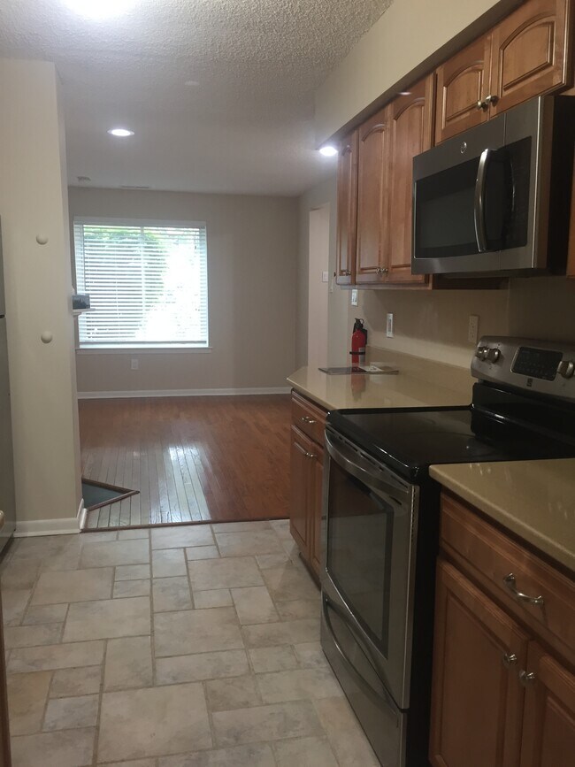 Foto del edificio - 94 Tennyson Dr