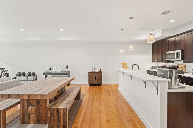 Foto del edificio - 350 W 2nd St