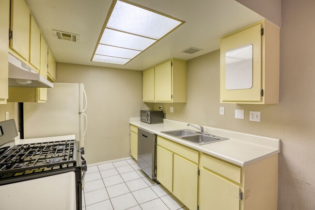 Foto del edificio - 1 Bed / 1 Bath Comfortable Townhome in Las...