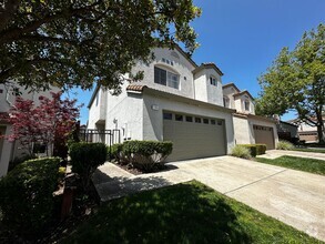 Building Photo - 1105 Vista Pointe Cir