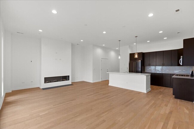 Foto del edificio - 1651 W Chicago Ave