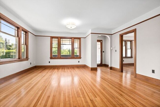 Building Photo - Gorgeous Classic AIR CONDITIONED Craftsman