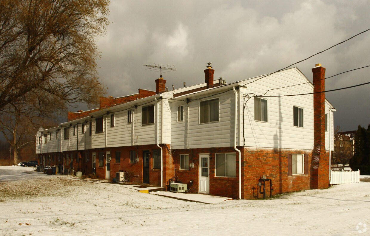 Building Photo - 4660-4884 Country