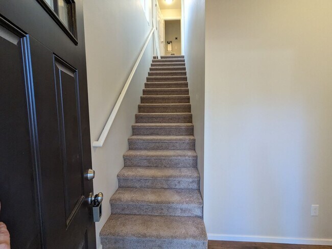 Foto del edificio - Nearly new 2 bedroom 1 bath detached ADU with a double-car garage and a private fenced backyard